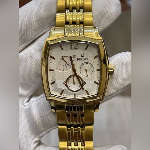 Bulova
Silver colored/Yellow gold toned steel
ref C969744 - Picture 2 of 16